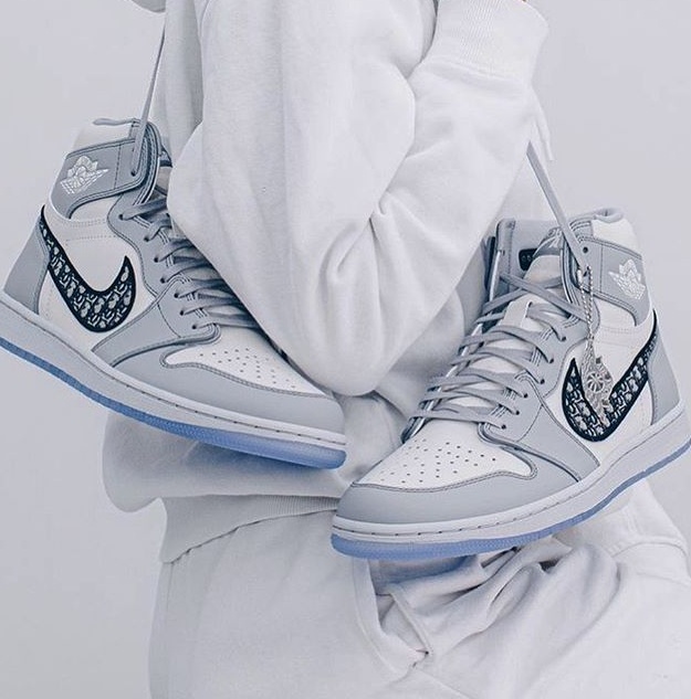 19SS Cònvèrsè air Dìòr Jòrdà n 1 Paris Homme KÃWS AJ oblique 03052 Basketball Casual men women Luxury Designer Triple S Sneakers canvas Shoes
19SS Cònvèrsè air Dìòr Jòrdà n 1 Paris Homme KÃWS AJ oblique 03052 Basketball Casual men women Luxury Designer Triple S Sneakers canvas Shoes