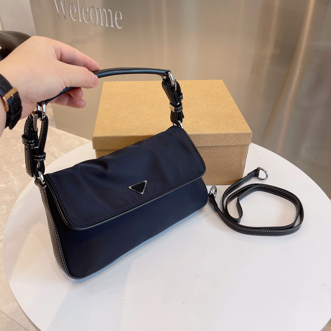 2021 women's new one shoulder / portable bag fashion European and American leisure shopping appointment preferred size 27cm*4cm*15cm, Black
2021 women's new one shoulder / portable bag fashion European and American leisure shopping appointment preferred size 27cm*4cm*15cm, Black