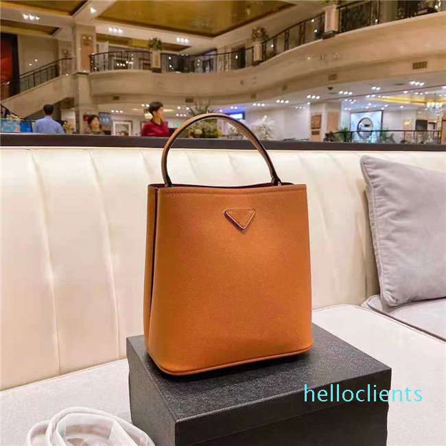 2021 fashion catwalk style bucket bag luxury designer ladies handbag large capacity han dbag high-quality bags high-end single products all-, Not a bag;buy a bag and get a dust bag
2021 fashion catwalk style bucket bag luxury designer ladies handbag large capacity han dbag high-quality bags high-end single products all-, Not a bag;buy a bag and get a dust bag