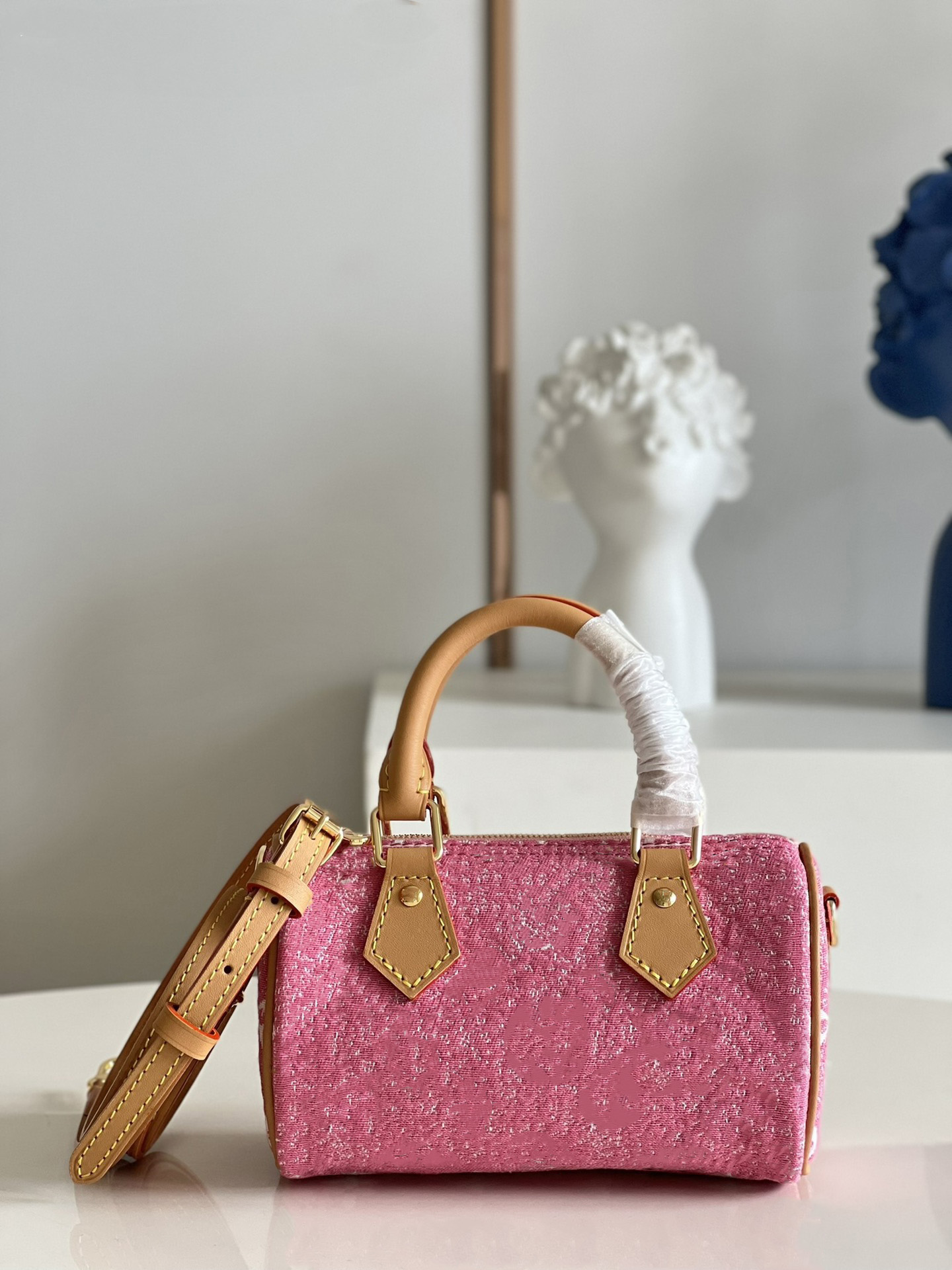 5A Bags, speedy bag 16 cm Hight quality leather brown flower color,hangbags,disigner bags pink
5A Bags, speedy bag 16 cm Hight quality leather brown flower color,hangbags,disigner bags pink