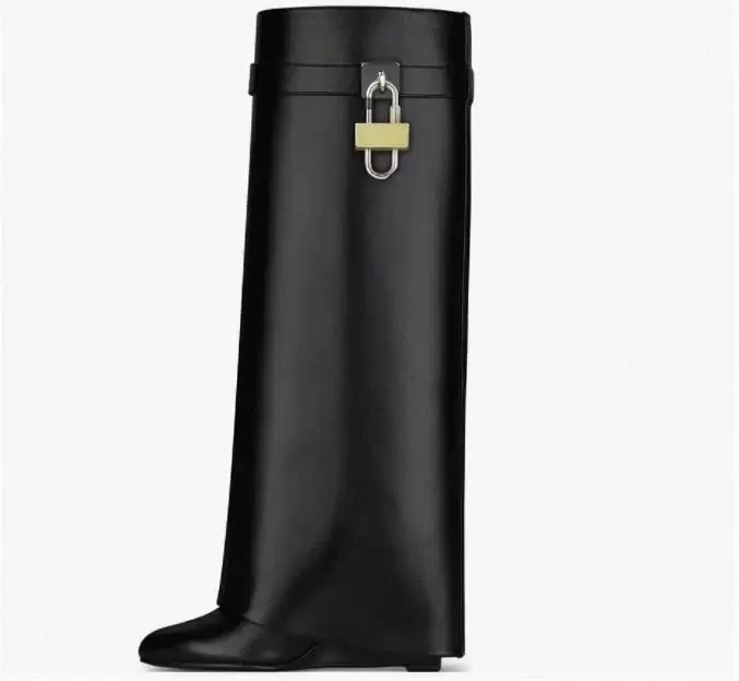 SHARK LOCK Knee boots leather silver and gold finish asymmetrical metal padlock clad wedge almond shaped toe heel height 9cm pcL
SHARK LOCK Knee boots leather silver and gold finish asymmetrical metal padlock clad wedge almond shaped toe heel height 9cm pcL