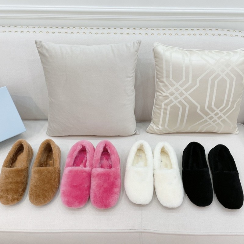 Sheepskin moccasins Rubber outsole slippers Geometric metal logo Warm and comfortable Shallow mouth set foot hair, Color2
Sheepskin moccasins Rubber outsole slippers Geometric metal logo Warm and comfortable Shallow mouth set foot hair, Color2