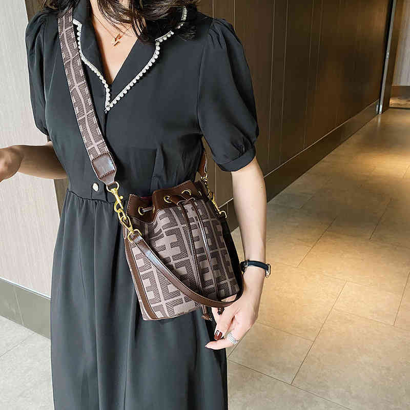 2022 Factory Wholesale handbag red small female Korean simple letter large capacity wide shoulder strap Bucket, Color
2022 Factory Wholesale handbag red small female Korean simple letter large capacity wide shoulder strap Bucket, Color
