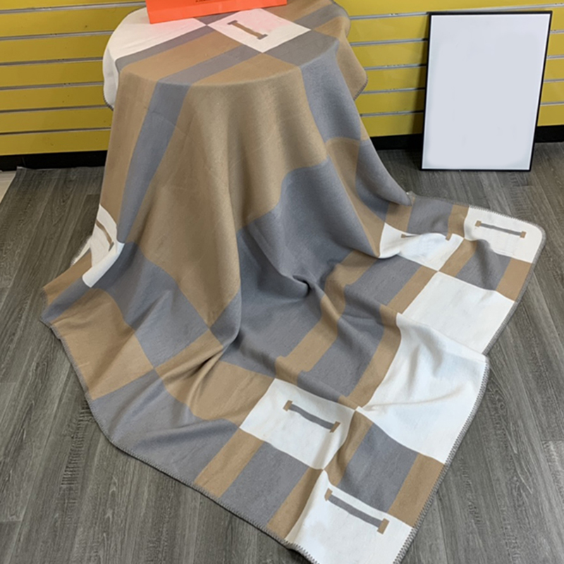 Fashion Designer Blankets H Blanket Cashmere Women Luxurys Designers Letter Blanket Winter Baby Beach Bathing Throw Blanket D2110261Z
Fashion Designer Blankets H Blanket Cashmere Women Luxurys Designers Letter Blanket Winter Baby Beach Bathing Throw Blanket D2110261Z