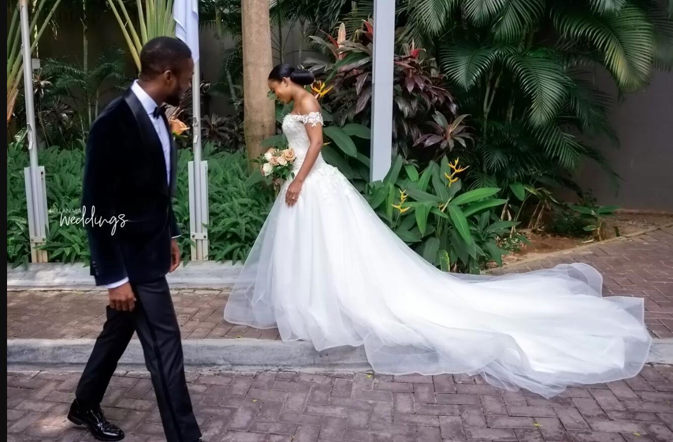Princess African A Line Wedding Dresses Off Shoulder Covered Button Court Train Lace Appliques Garden Bridal Gowns Vestidos Novia Robes De Mariee ppli