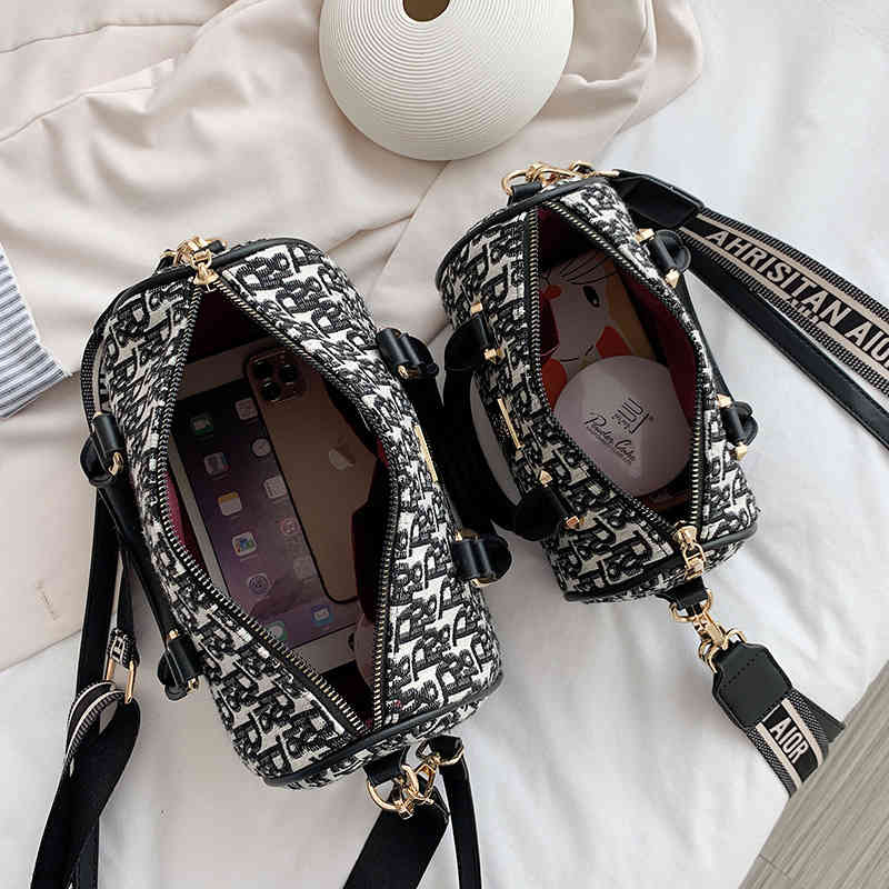 50% OFF designer s Large capacity women's new simple single Shoulder Messenger pillow bag fashion printed Boston Bag, Gray large size
50% OFF designer s Large capacity women's new simple single Shoulder Messenger pillow bag fashion printed Boston Bag, Gray large size