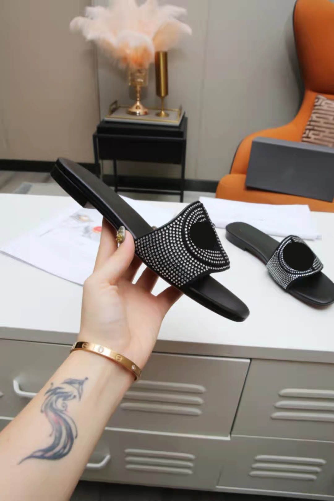 2021 Ladies Luxury Rhinestone Sandals Fashion Designer Half Slippers Summer Wide Bottom Leather All-match Dress with Box Large Size 41 42 43, Red
2021 Ladies Luxury Rhinestone Sandals Fashion Designer Half Slippers Summer Wide Bottom Leather All-match Dress with Box Large Size 41 42 43, Red