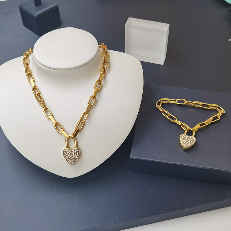 Necklace and Bracelet Set Designer lady Necklace Pendants High quality Bracelet D letter Bracelet Two piece set with Gift Box RY209
Necklace and Bracelet Set Designer lady Necklace Pendants High quality Bracelet D letter Bracelet Two piece set with Gift Box RY209