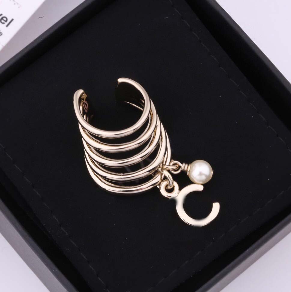 2022 Top quality Charm 1PC earring cuff with pearl and pendant design in 18k gold plated for women wedding jewelry gift have box stamp PS7134
2022 Top quality Charm 1PC earring cuff with pearl and pendant design in 18k gold plated for women wedding jewelry gift have box stamp PS7134