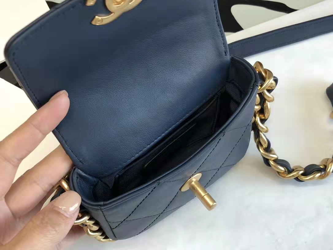 Ladies leather bag 7A high-end custom quality single shoulder across the hip casual designer 99917
Ladies leather bag 7A high-end custom quality single shoulder across the hip casual designer 99917