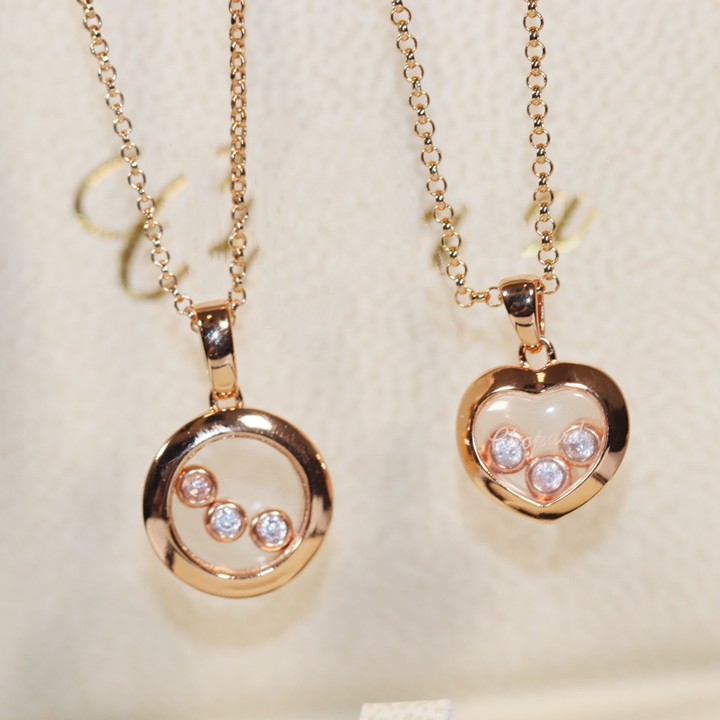 Three diamond rotary heart-shaped happy diamond necklace round silver-plated 18k gold pendant Luxurys Designers jewelry
Three diamond rotary heart-shaped happy diamond necklace round silver-plated 18k gold pendant Luxurys Designers jewelry