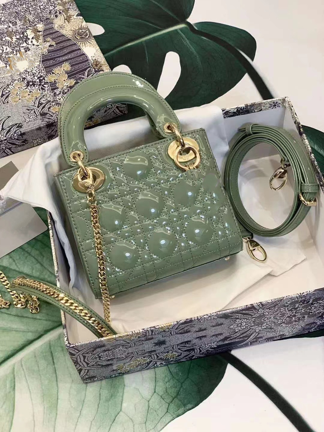 CORAFashion Ladies Shoulder Bag Luxury Tote Bag High Quality Leather Messenger Wallet Backpack Chain Temperament
CORAFashion Ladies Shoulder Bag Luxury Tote Bag High Quality Leather Messenger Wallet Backpack Chain Temperament