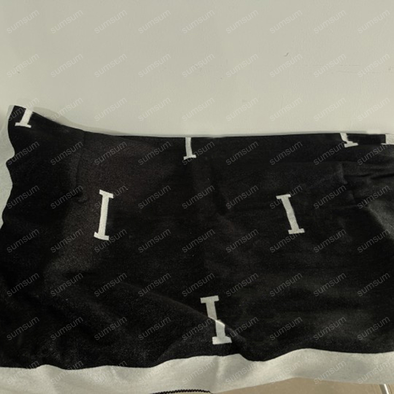 Warmly Designer Blankets Blanket Cashmere Women 135x165cm Luxury Letter Sublimation Winter Baby Beach Bathing Towel Bath Home D2108281L
Warmly Designer Blankets Blanket Cashmere Women 135x165cm Luxury Letter Sublimation Winter Baby Beach Bathing Towel Bath Home D2108281L