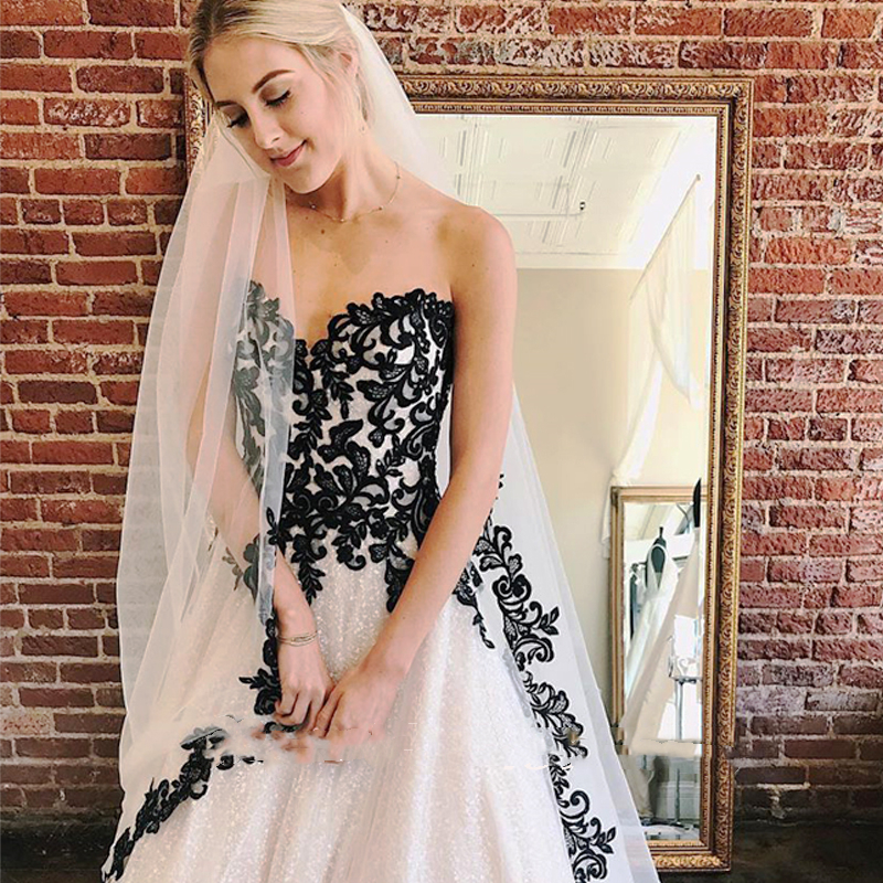Vintage Black And Ivory A Line Wedding Dresses Bride Formal Gowns Shiny Sweetheart Sleeveless Long Train Rustic Bridal Dress Appliques Lace Robe De Ma