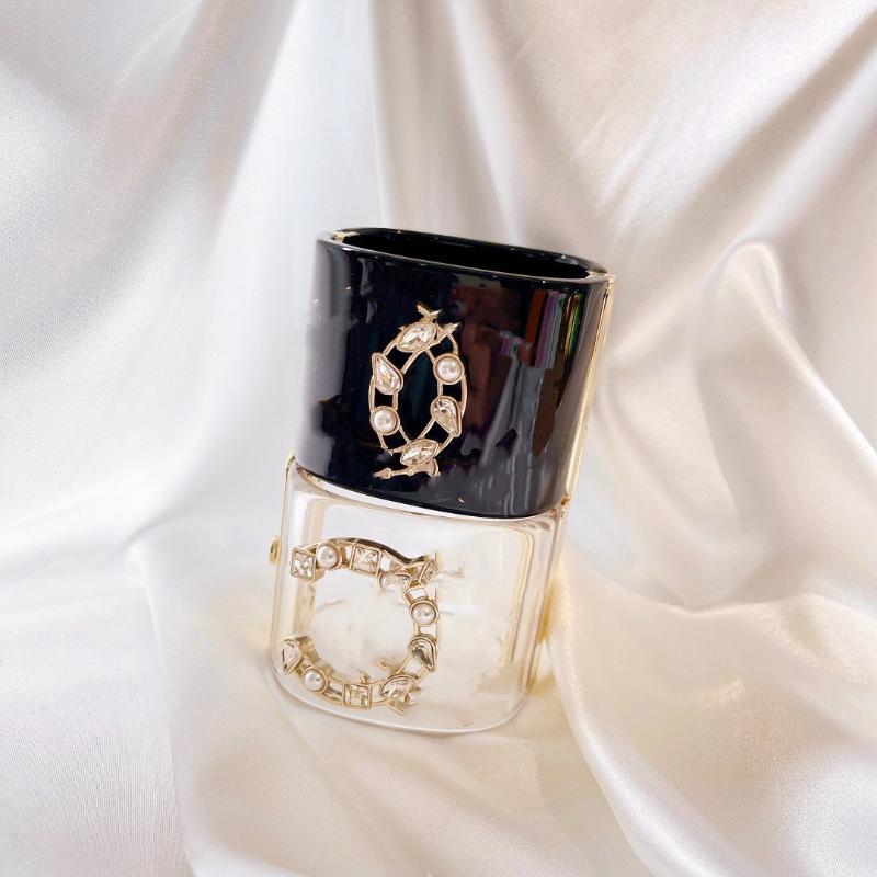 Bangle Luxury Designer Brand Stamp Resin Alphabet Europe Pearl Crystal Cuff Bracelets Bangles Vintage Women Jewelry Holiday Gift
Bangle Luxury Designer Brand Stamp Resin Alphabet Europe Pearl Crystal Cuff Bracelets Bangles Vintage Women Jewelry Holiday Gift