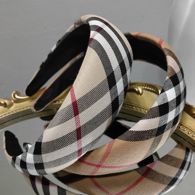 Vintage Retro Korean Grid Pattern Headband Fashion Charm Women Brand Designer Letters Print Har Hoop Wide Edge Sponge Hairbands Headwarps Accessories for Girls
Vintage Retro Korean Grid Pattern Headband Fashion Charm Women Brand Designer Letters Print Har Hoop Wide Edge Sponge Hairbands Headwarps Accessories for Girls