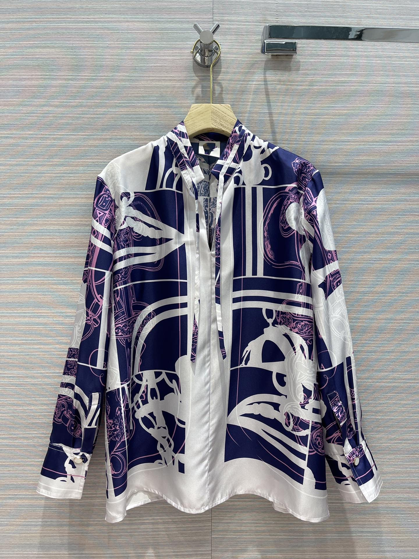 Milan Runway Shirts 2021 Autumn Long Sleeve Stand Collar Striped Print Designer Blouses Brand Same Style Women' 0720-5, Picture color
Milan Runway Shirts 2021 Autumn Long Sleeve Stand Collar Striped Print Designer Blouses Brand Same Style Women' 0720-5, Picture color
