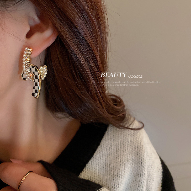 925 Silver Needle Korean Rhinestone Pearl Crossaccessories Earrings Niche Creative Design Sense Earrings Personality Chessboard Plaid eardrop
925 Silver Needle Korean Rhinestone Pearl Crossaccessories Earrings Niche Creative Design Sense Earrings Personality Chessboard Plaid eardrop
