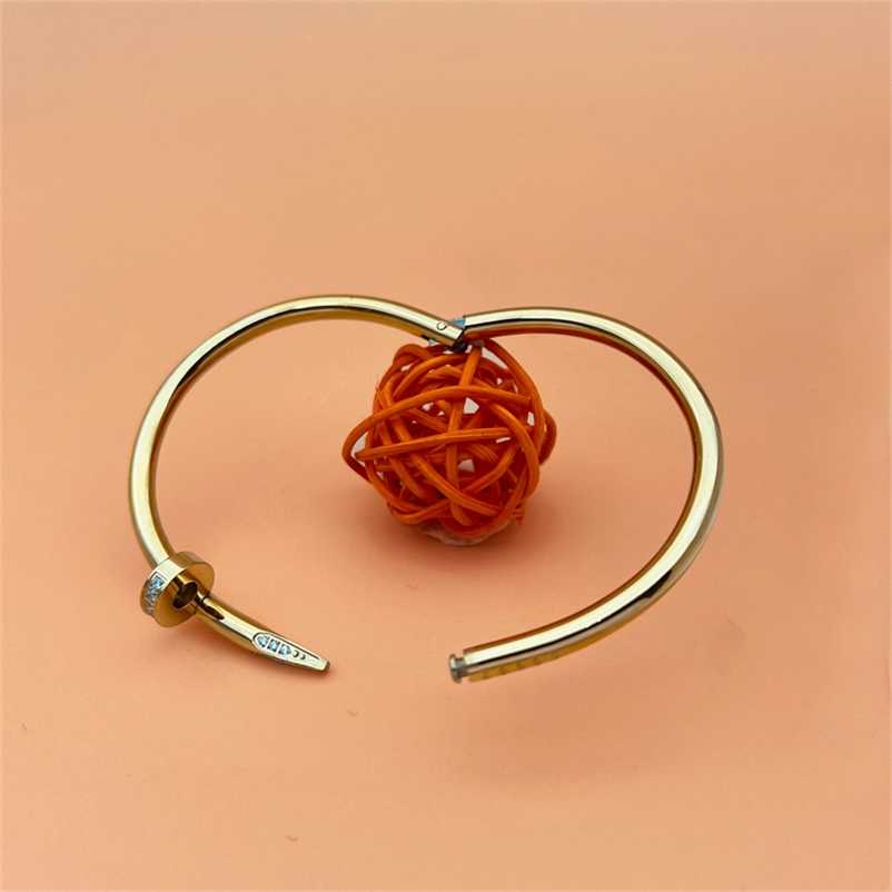 Fashion Braided Genuine Leather Nail Bracelet for Men Women Simple Leisure Jewelry Stainless Steel Buckle Hand Bangles Gift 211216
Fashion Braided Genuine Leather Nail Bracelet for Men Women Simple Leisure Jewelry Stainless Steel Buckle Hand Bangles Gift 211216