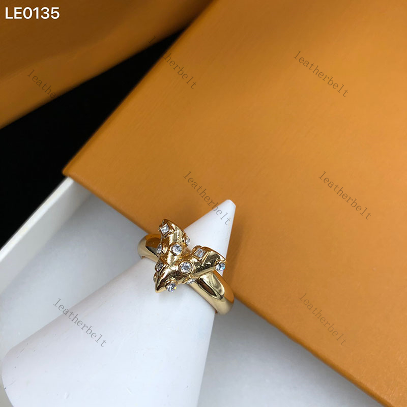 Designer Diamond Inlay Letter Jewelry Smooth Gold Plated Ring Creative Design Band Rings Womens Party Rings
Designer Diamond Inlay Letter Jewelry Smooth Gold Plated Ring Creative Design Band Rings Womens Party Rings