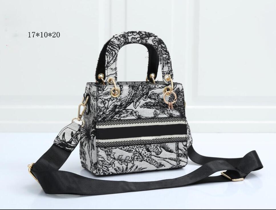 Handbag Saddle bag Top quality Leather With shoulder strap Purse Metal pendant Shoulders bags women Crossbody bagss Cowhide handbags
Handbag Saddle bag Top quality Leather With shoulder strap Purse Metal pendant Shoulders bags women Crossbody bagss Cowhide handbags