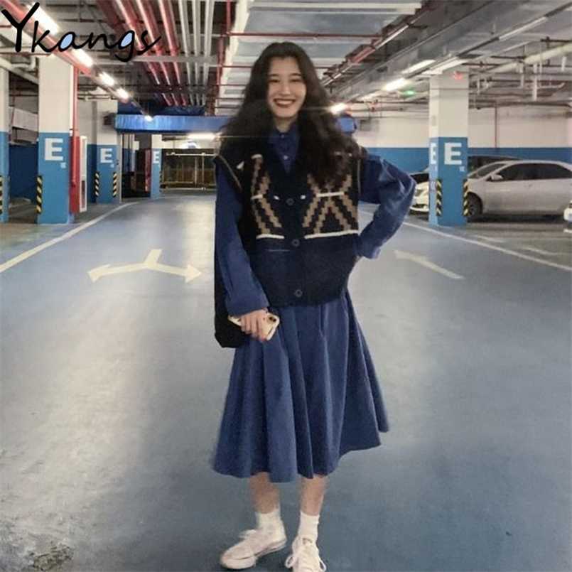 Vintage 2pcs set Women Plus Size Blue Loose Long Dresses+Printed Buttons Sweater Vest suit Girls Long Sleeve Dress Robe Vestido 211108
Vintage 2pcs set Women Plus Size Blue Loose Long Dresses+Printed Buttons Sweater Vest suit Girls Long Sleeve Dress Robe Vestido 211108