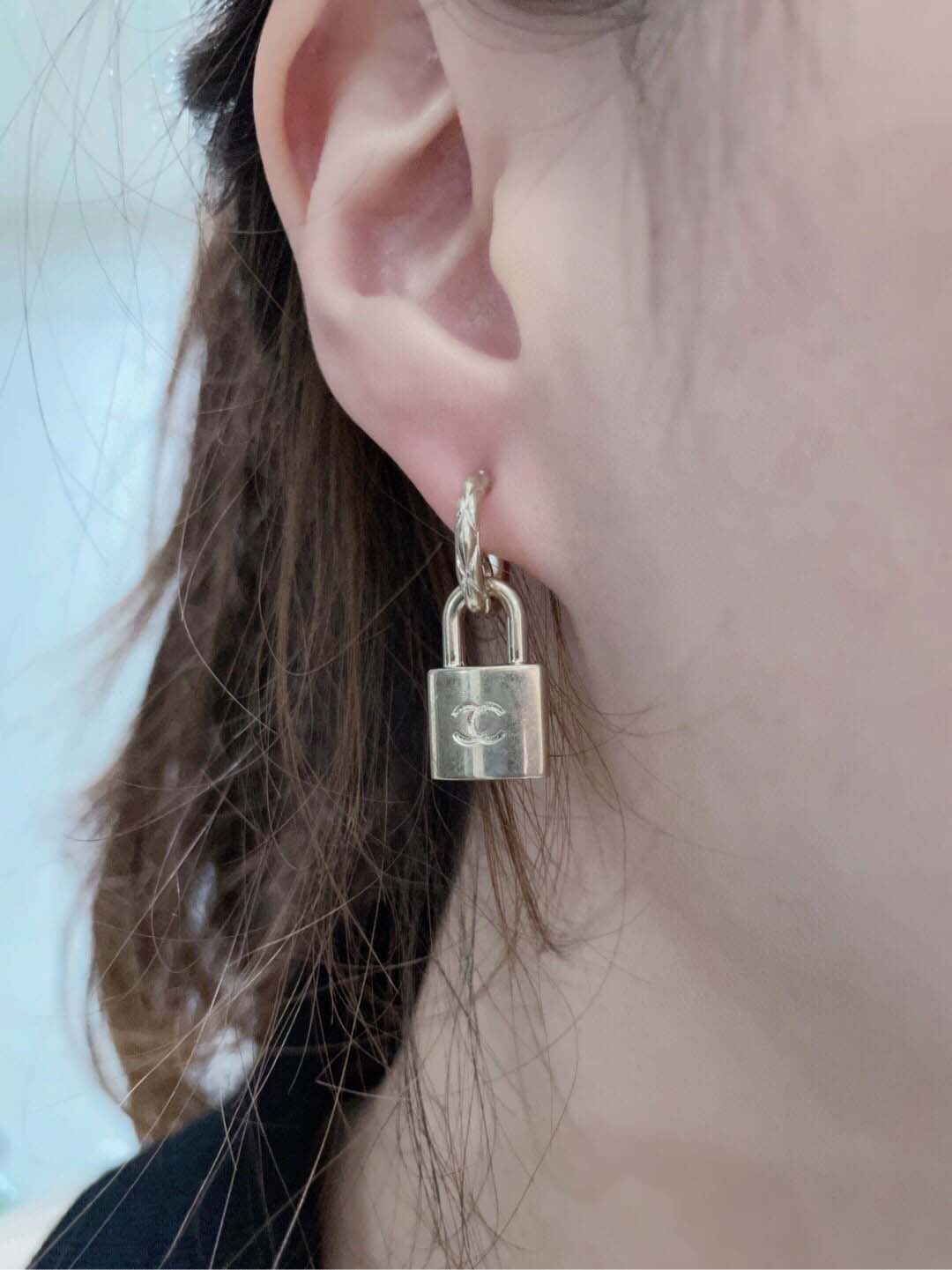 2021 Fashion design Drop earring with pad lock shape pendant style for women wedding jewelry gift in 18k gold plated have stamp box PS4584, Golden
2021 Fashion design Drop earring with pad lock shape pendant style for women wedding jewelry gift in 18k gold plated have stamp box PS4584, Golden