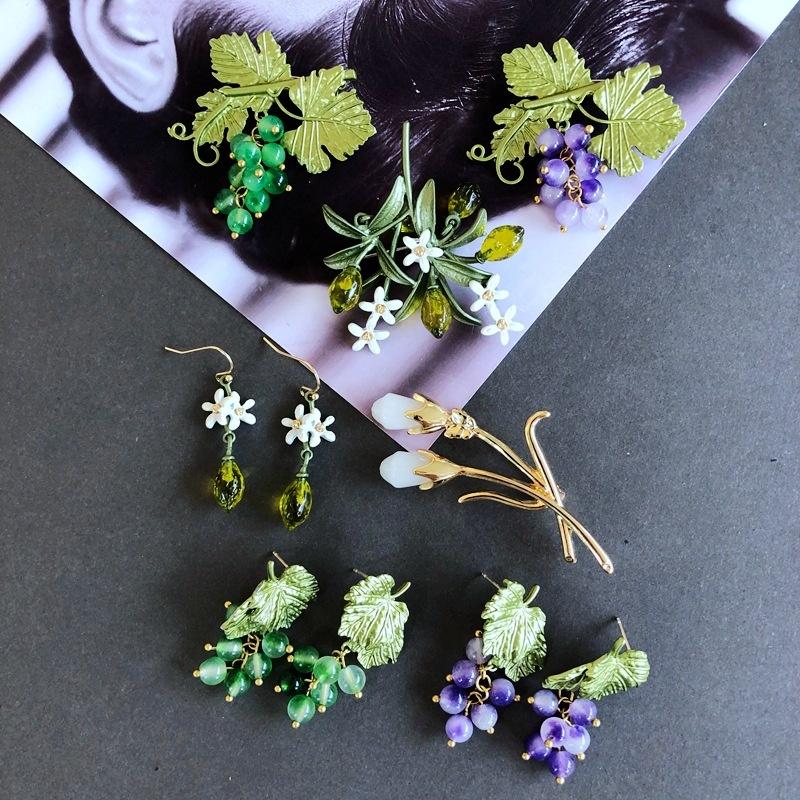 Stud Exquisite Plant Flower Resin Multicolor Stone Beads Personalized Brooch Pin 925 Silver Needle Earrings B79, Golden;silver
Stud Exquisite Plant Flower Resin Multicolor Stone Beads Personalized Brooch Pin 925 Silver Needle Earrings B79, Golden;silver