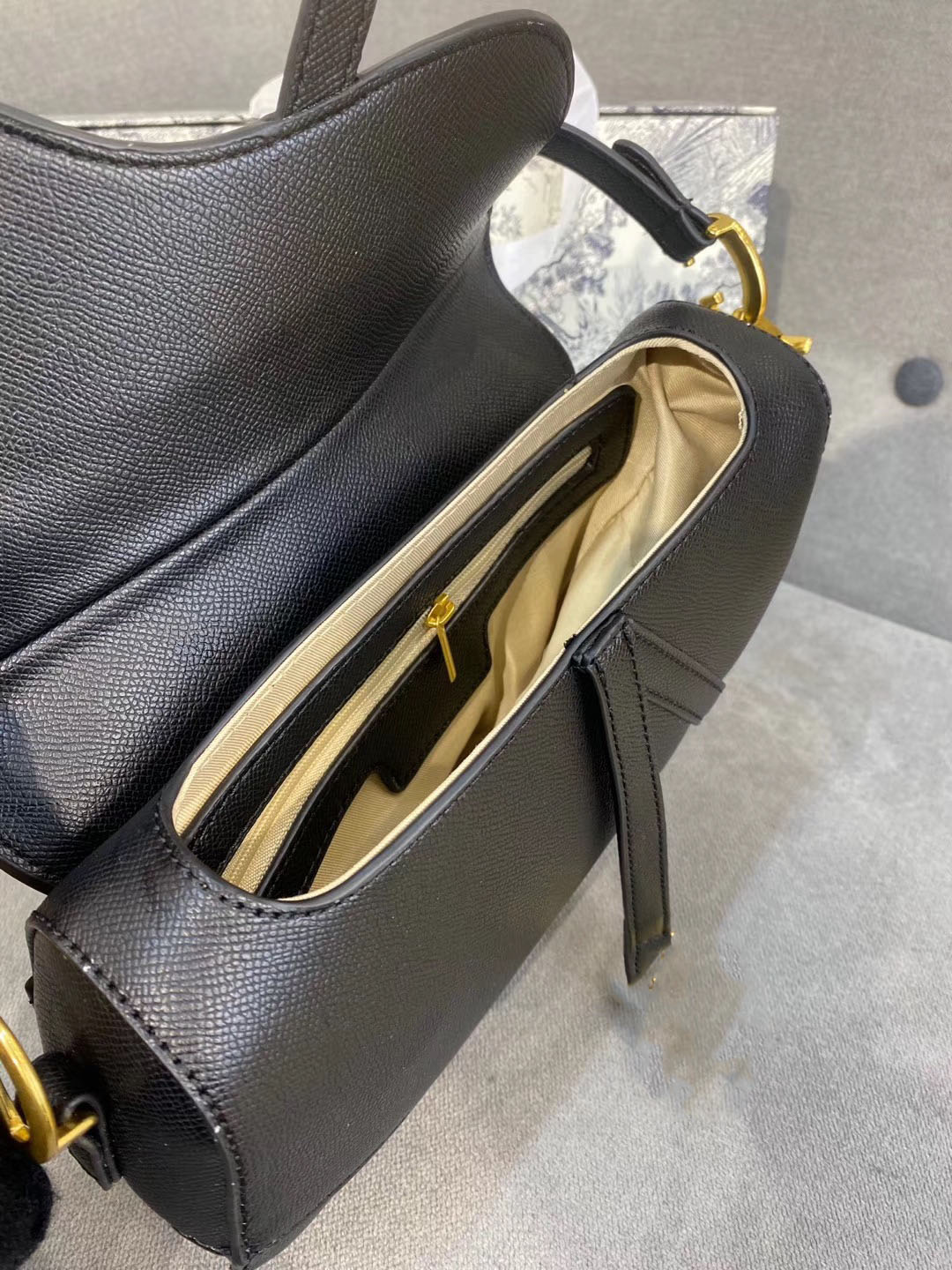 Totes cowhide fashion temperament Leisure time Portable Female bag Saddle bag, Black
Totes cowhide fashion temperament Leisure time Portable Female bag Saddle bag, Black
