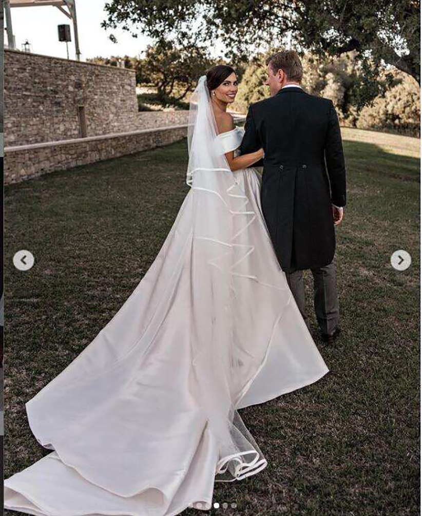 2021 Princess Wedding Dresses Satin Vintage Off The Shoulder Wedding Bride Dresses Long Train White Ivory Wedding Ball Gown