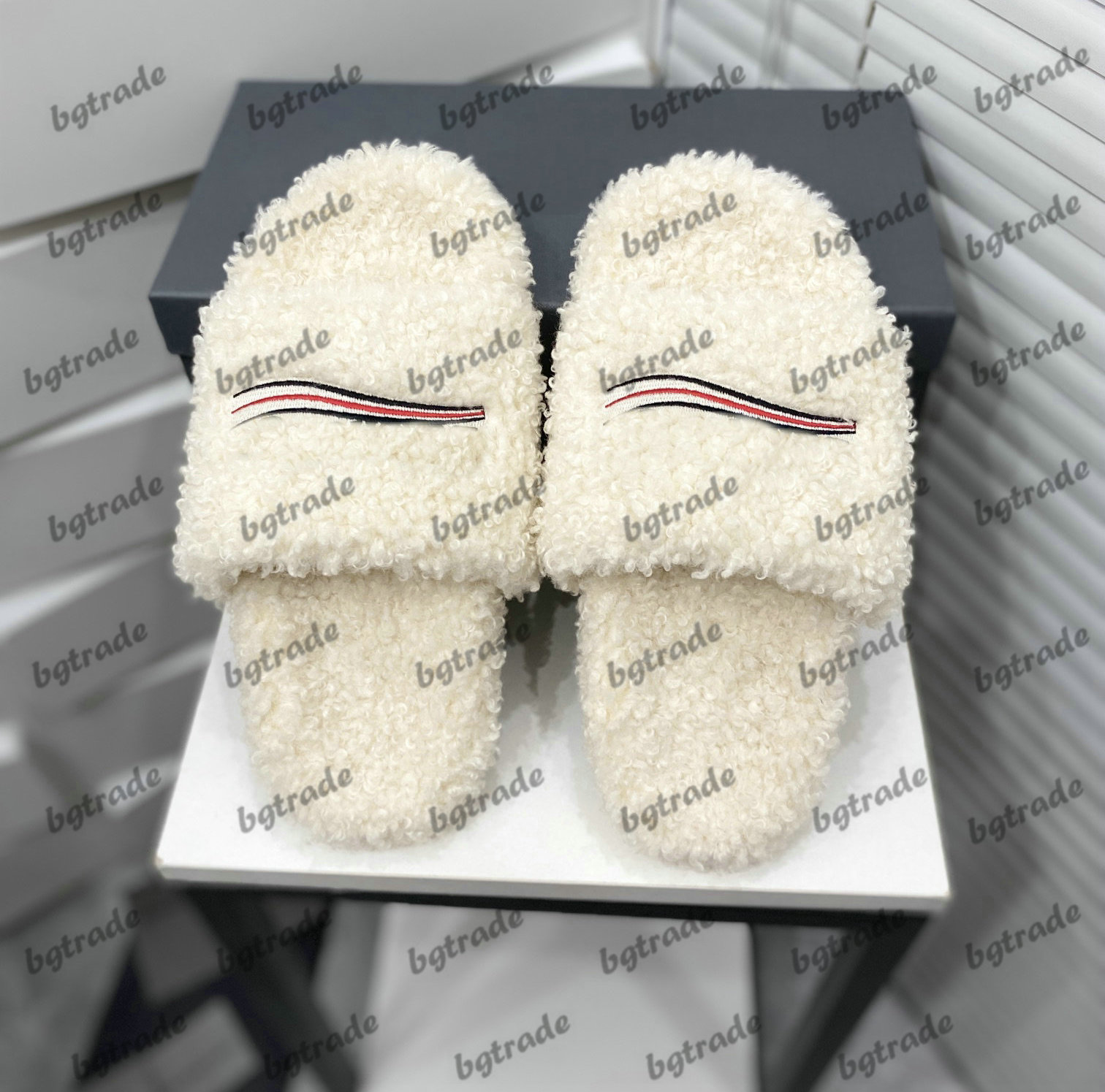 Womens Shearling Fleece Striped Slippers Teddy Furry Ladies Designer Luxurys Winter Wool Slides Floral Brocade Gear Bottoms Flip Flops
Womens Shearling Fleece Striped Slippers Teddy Furry Ladies Designer Luxurys Winter Wool Slides Floral Brocade Gear Bottoms Flip Flops