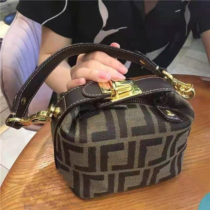 Fragrant fashion handbag casual mini bag portable lunch box Classic Presbyterian shoulder cross span, Khaki
Fragrant fashion handbag casual mini bag portable lunch box Classic Presbyterian shoulder cross span, Khaki
