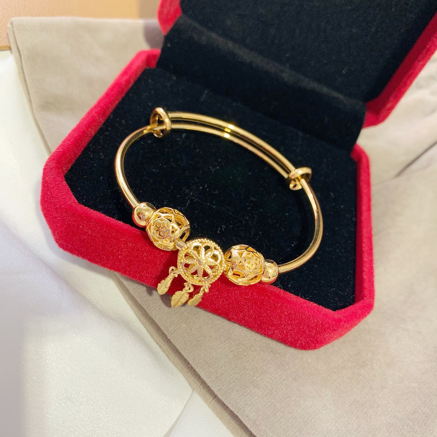 Temperament push-pull Bangle jewelry does not fade, imitation 18K gold transfer beads tassel bracelet
Temperament push-pull Bangle jewelry does not fade, imitation 18K gold transfer beads tassel bracelet