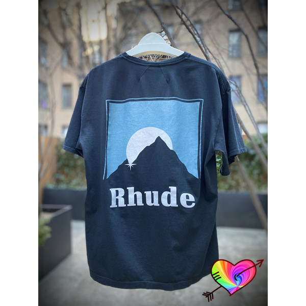 RHUDE SUNDRY T-SHIRT Men Women 1:1 High Quality Sun Distressed RH Graphic Printed Rhude Tee Slight Oversize Tops Short Sleeve P0806
RHUDE SUNDRY T-SHIRT Men Women 1:1 High Quality Sun Distressed RH Graphic Printed Rhude Tee Slight Oversize Tops Short Sleeve P0806