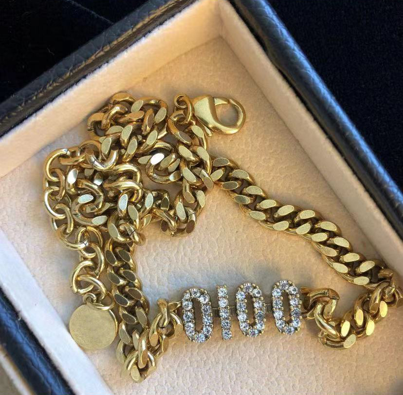 Fashion Gold letters iced out chain necklace chokers for mens lady Women Party Wedding Lovers gift engagement Jewelry for Bride With BOX
Fashion Gold letters iced out chain necklace chokers for mens lady Women Party Wedding Lovers gift engagement Jewelry for Bride With BOX