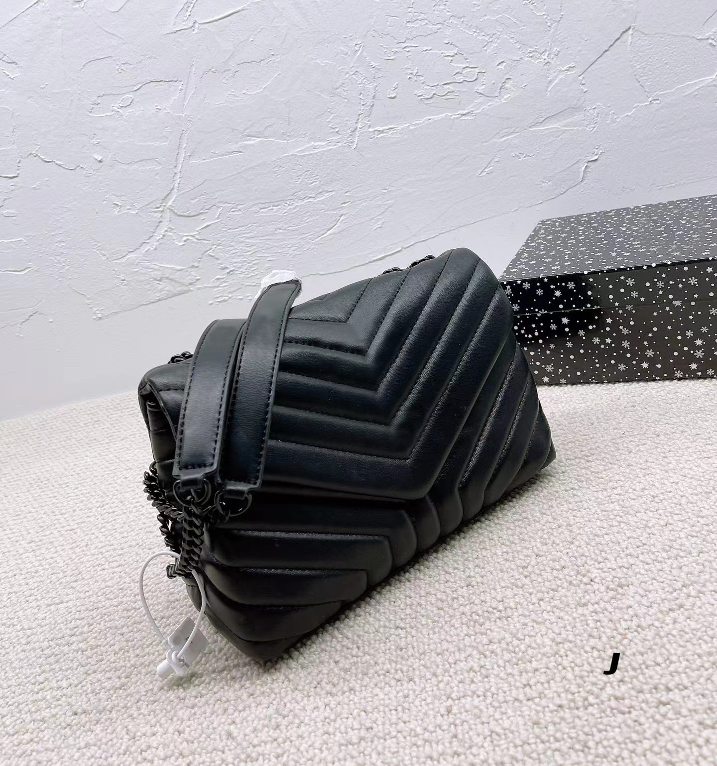 2022 handbag shoulder bag brand LOULOU Y-shaped seam leather ladies metal Chain high quality clamshell messenger gift box wholesale, No.1
2022 handbag shoulder bag brand LOULOU Y-shaped seam leather ladies metal Chain high quality clamshell messenger gift box wholesale, No.1