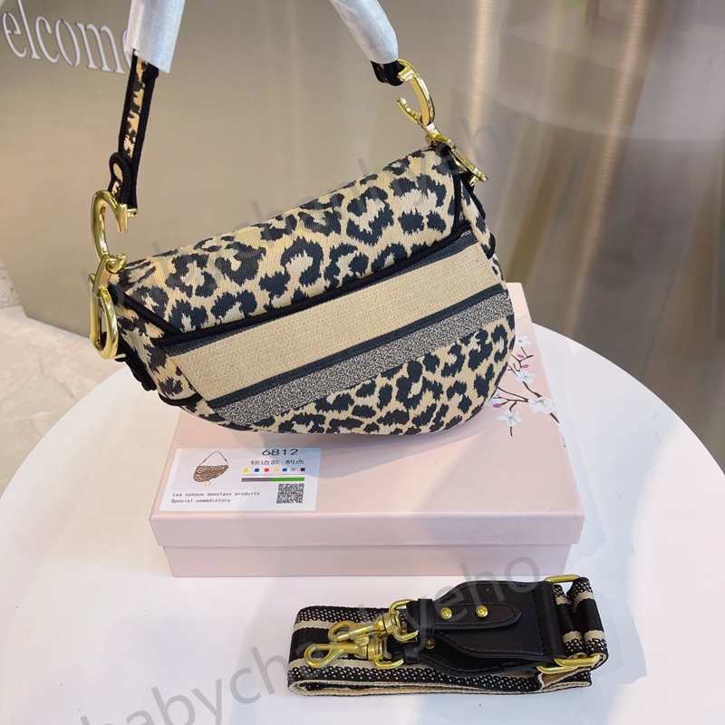 High quality tramp underarm shoulder bag fashionable leather saddle bag handbag luxury design mid-moon crossbody handbag
High quality tramp underarm shoulder bag fashionable leather saddle bag handbag luxury design mid-moon crossbody handbag