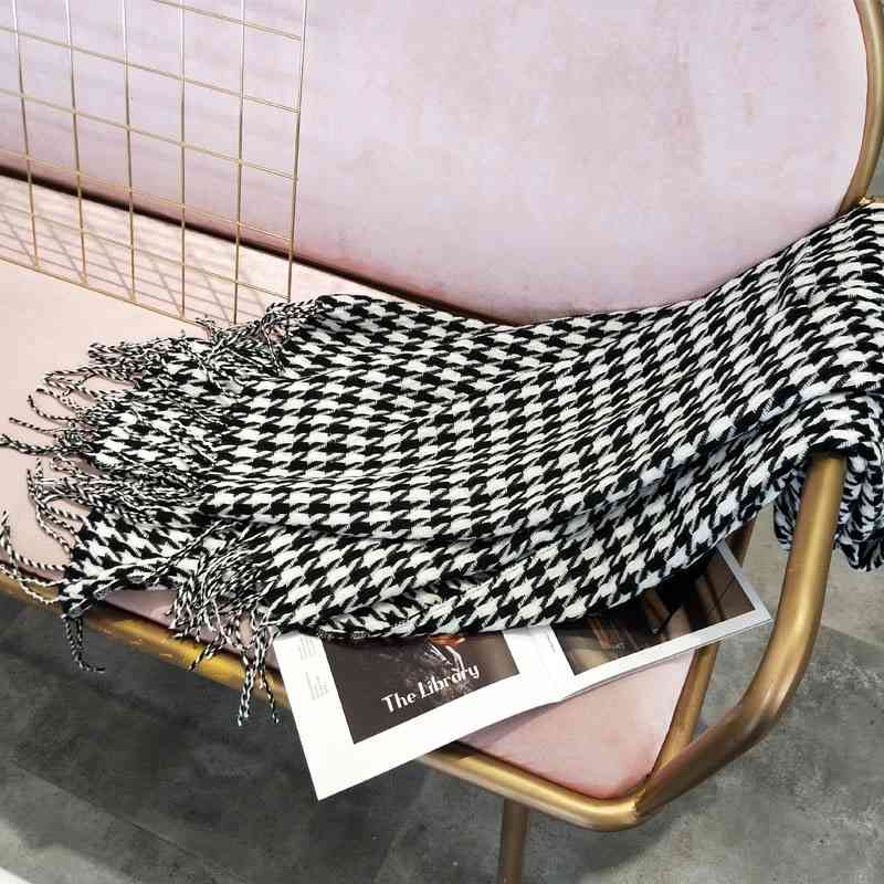 New Fashion British classic double-sided black-and-white thousand bird Plaid Scarf women's winter Korean version long thickened warm Bib
New Fashion British classic double-sided black-and-white thousand bird Plaid Scarf women's winter Korean version long thickened warm Bib