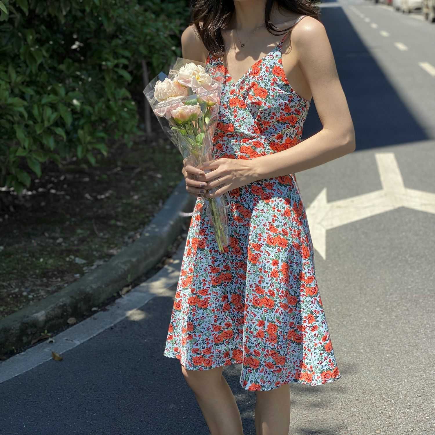 HXJJP Sleeveless Summer Dress Korean Womens Wear Flower Printing V-neck Spaghetti Strap Holiday Knee-length 210607, Red
HXJJP Sleeveless Summer Dress Korean Womens Wear Flower Printing V-neck Spaghetti Strap Holiday Knee-length 210607, Red