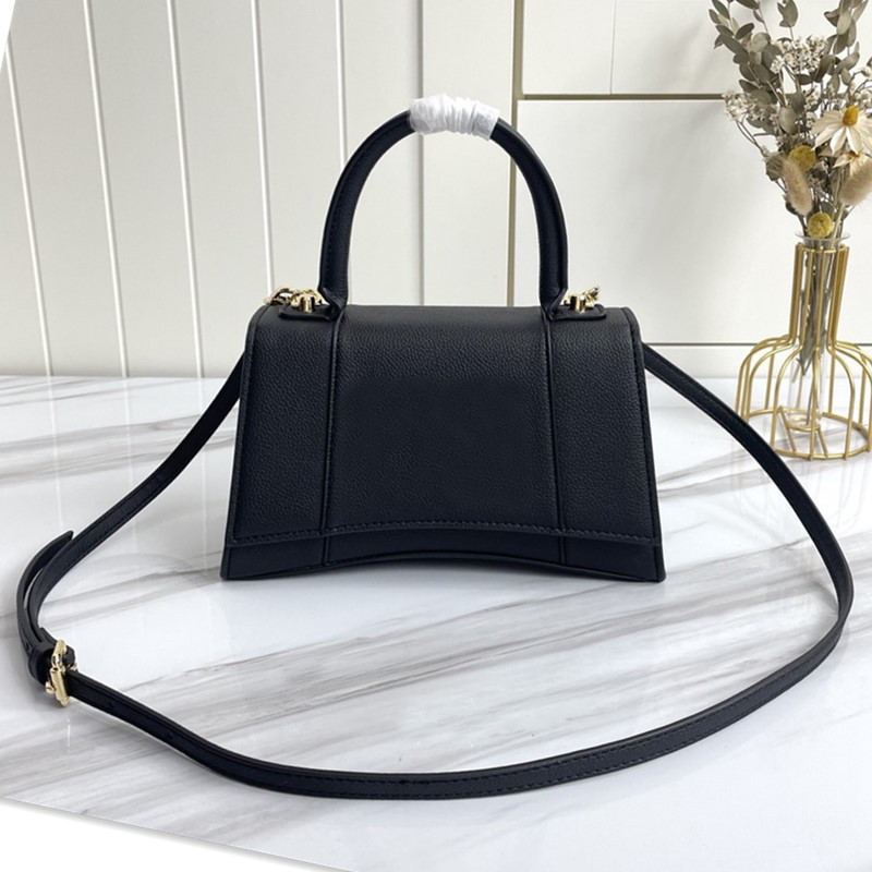 Designer hourglass bag 2021 ladies luxury one-shoulder messenger leather bags classic handbag fashion half moon design black handbags
Designer hourglass bag 2021 ladies luxury one-shoulder messenger leather bags classic handbag fashion half moon design black handbags