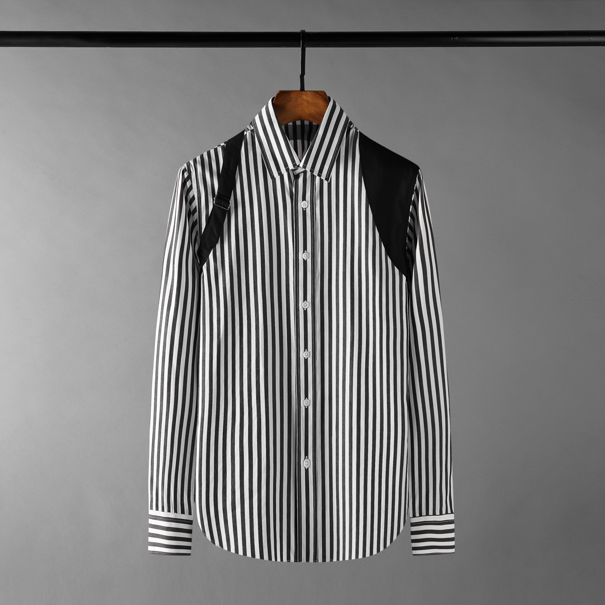 Black Splicing Male Shirts Luxury Long Sleeve Stripe Casual Mens Dress Shirts Fashion Loose Metal Buckle Man Shirts
Black Splicing Male Shirts Luxury Long Sleeve Stripe Casual Mens Dress Shirts Fashion Loose Metal Buckle Man Shirts