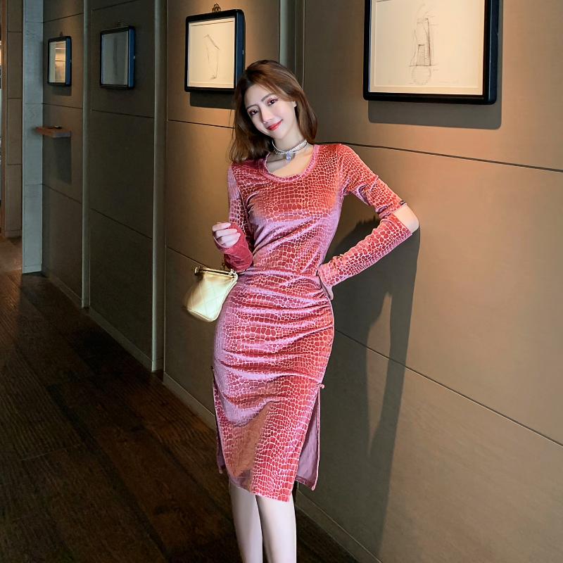 Casual Dresses Winter Round Necked Long Sleeve Women Dress Pink Serpentine Velvet Slim Fit Waist Sexy High Grade Female
Casual Dresses Winter Round Necked Long Sleeve Women Dress Pink Serpentine Velvet Slim Fit Waist Sexy High Grade Female