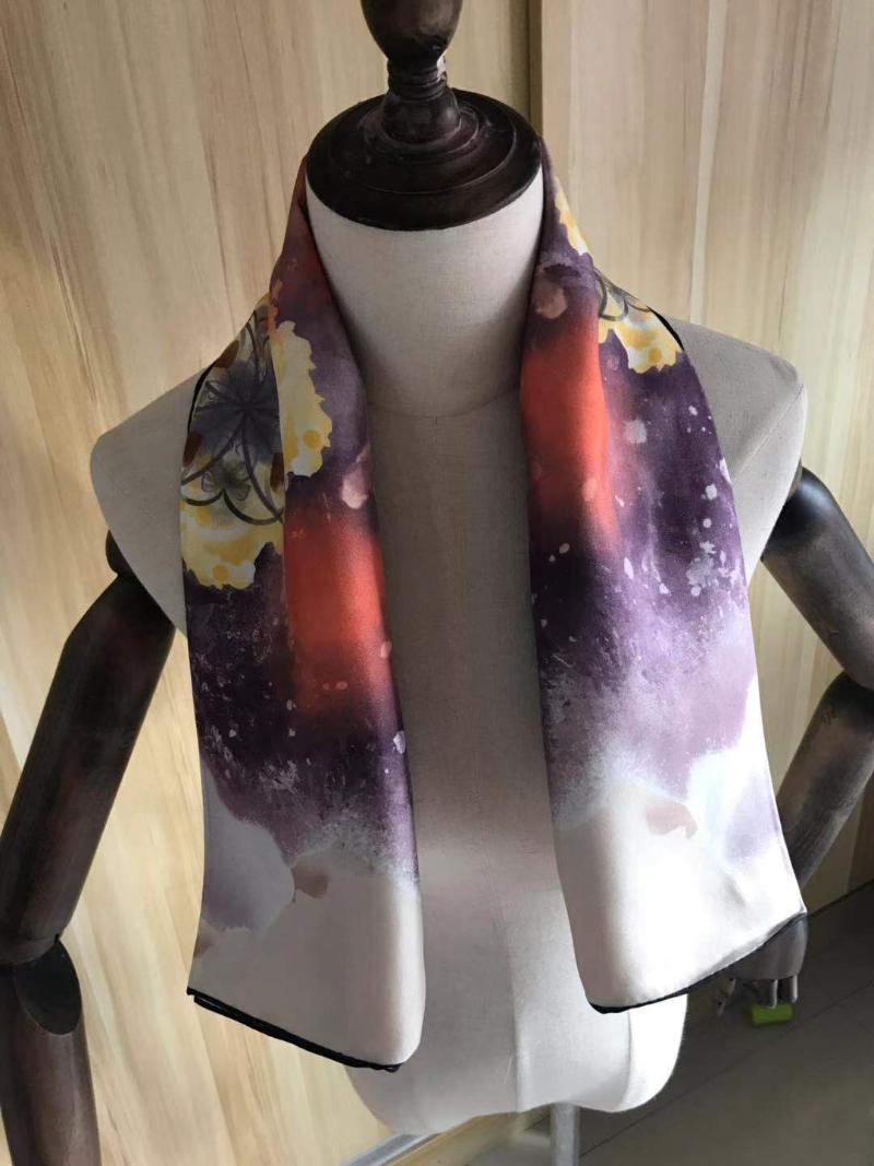 Scarves 2021 Arrival Spring Classic Pattern 100% Silk Scarf Twill Hand Made Roll 90*90 Cm Squareshawl Wrap For Women Lady Gift
Scarves 2021 Arrival Spring Classic Pattern 100% Silk Scarf Twill Hand Made Roll 90*90 Cm Squareshawl Wrap For Women Lady Gift