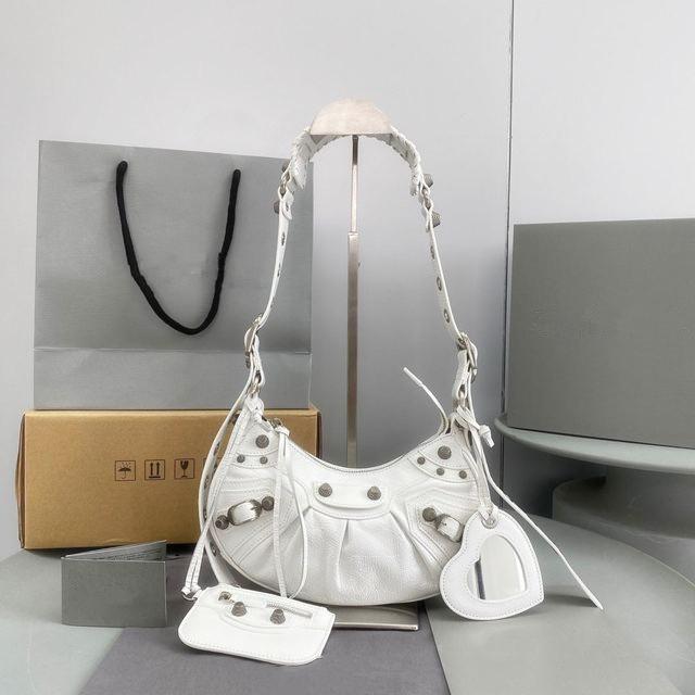 Women Handbags Classic Motorcycle Bags Element Design Rivet Leather Half Crescent Le Cagole Saddle Single Shoulder Diagonal Strap Female Bag
Women Handbags Classic Motorcycle Bags Element Design Rivet Leather Half Crescent Le Cagole Saddle Single Shoulder Diagonal Strap Female Bag