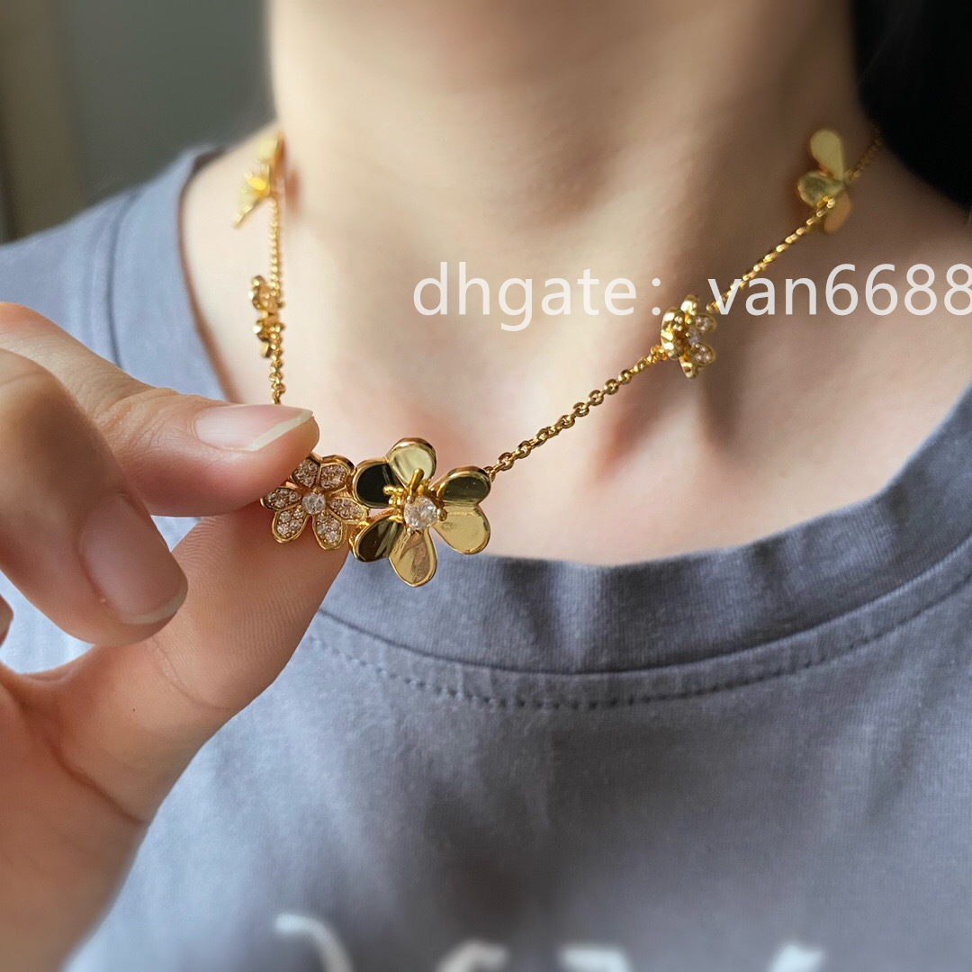 Ladies Love Necklaces earring rings Pendant Screw Van necklace Party Wedding Couple Gift Love Bracelet Fashion Luxury designer Cleef carti [, Silver
Ladies Love Necklaces earring rings Pendant Screw Van necklace Party Wedding Couple Gift Love Bracelet Fashion Luxury designer Cleef carti [, Silver