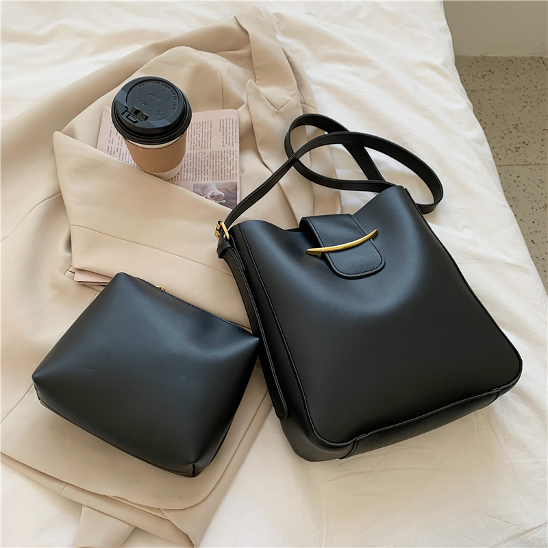 PU Leather Bucket Vintage Simple Small Crossbody Bags For Women 2021 Designer Lady Black Shoulder Handbags
PU Leather Bucket Vintage Simple Small Crossbody Bags For Women 2021 Designer Lady Black Shoulder Handbags