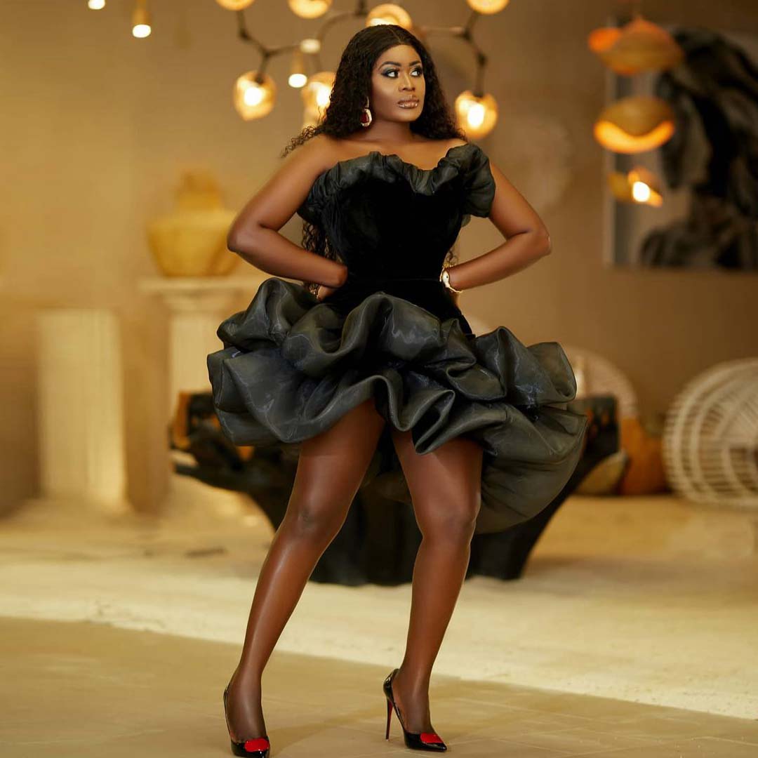 Sexy Black Evening Dresses Off Shoulder Puffy Ruffles Sleeveless Party Gowns Women Prom Dress Mini Above Knee Length Graceful Robe De Soriee, Champagne
Sexy Black Evening Dresses Off Shoulder Puffy Ruffles Sleeveless Party Gowns Women Prom Dress Mini Above Knee Length Graceful Robe De Soriee, Champagne