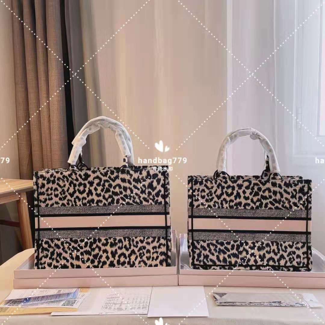Featured hand held canvas shopping bags fashion leopard print pattern embroidered letters LOGO large capacity computer beach travel clutch big 42cm small 36cm, Customize
Featured hand held canvas shopping bags fashion leopard print pattern embroidered letters LOGO large capacity computer beach travel clutch big 42cm small 36cm, Customize