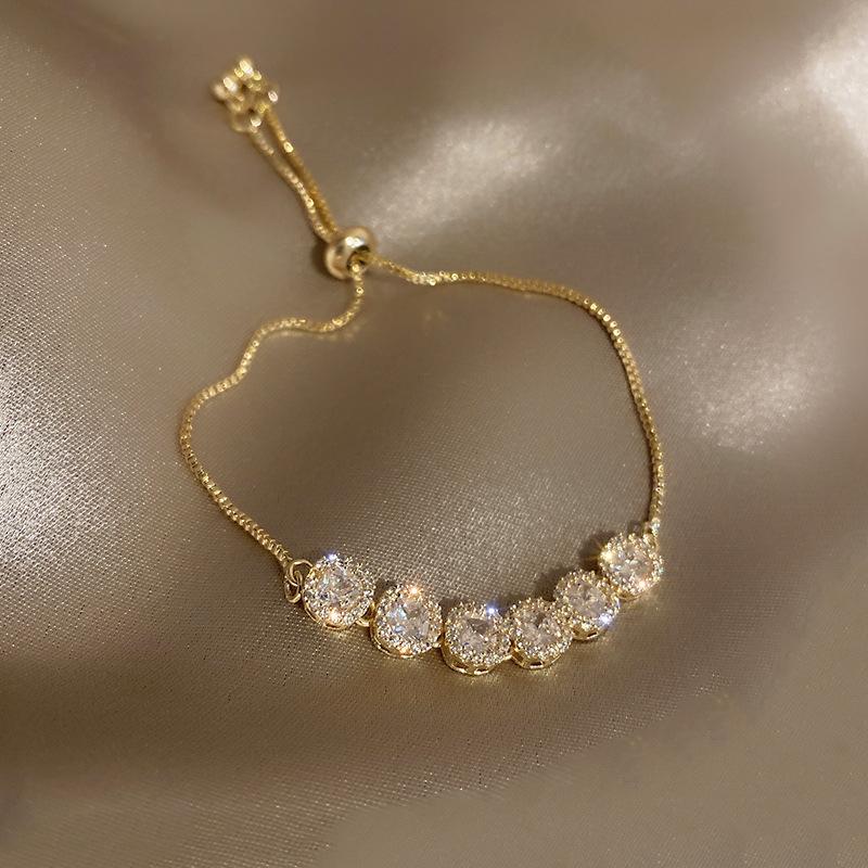 Beaded, Strands LoveLink Luxury Classic Square Zircon Gold Color Charm Bracelet For Women Shiny Chain Bangles Metal Adjustable Jewelry Gift
Beaded, Strands LoveLink Luxury Classic Square Zircon Gold Color Charm Bracelet For Women Shiny Chain Bangles Metal Adjustable Jewelry Gift