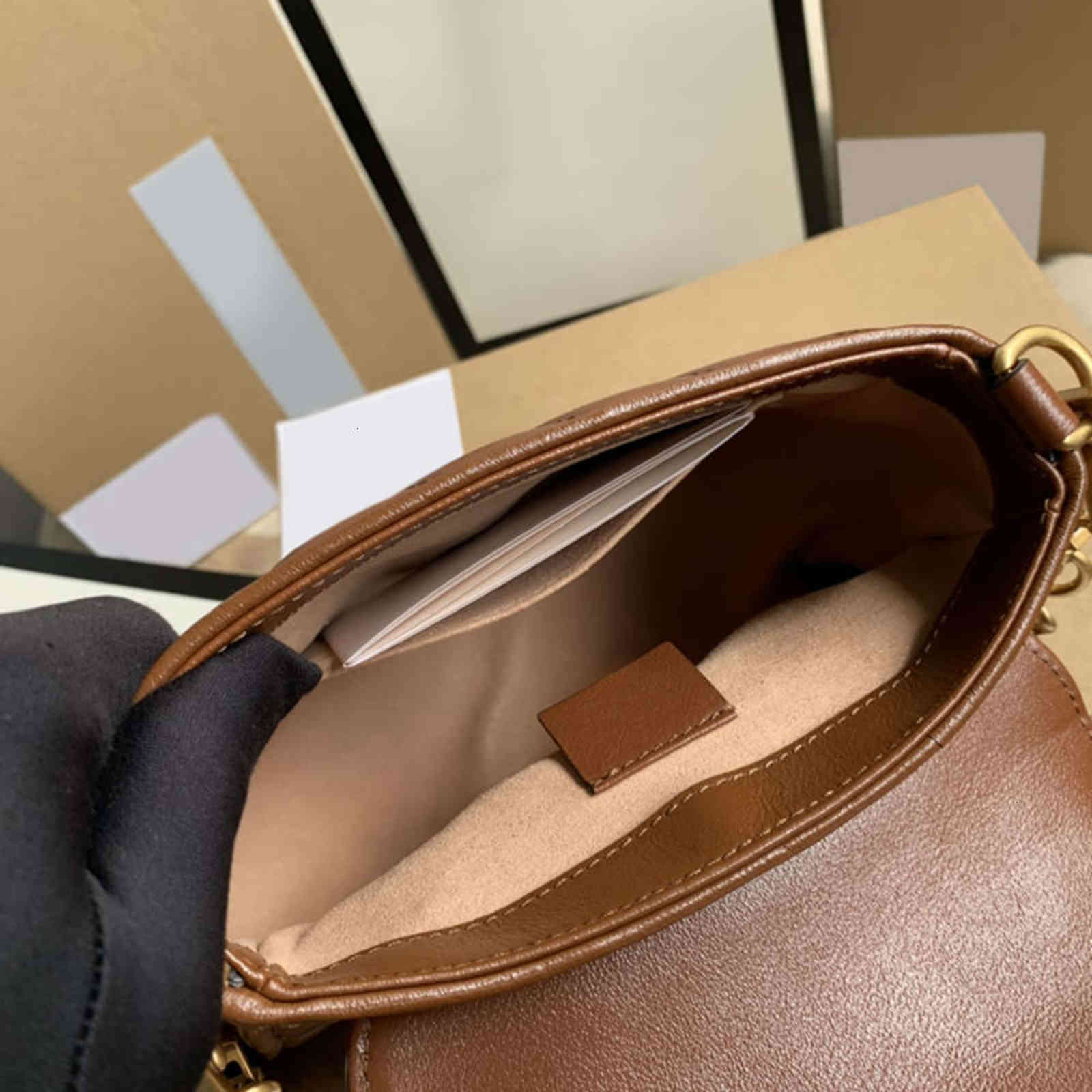 7A+Fashion new series 583571The sudden ability fashion inherent fetter Microfiber lining It looks like suede Fashion atmosphere Genuine1th
7A+Fashion new series 583571The sudden ability fashion inherent fetter Microfiber lining It looks like suede Fashion atmosphere Genuine1th